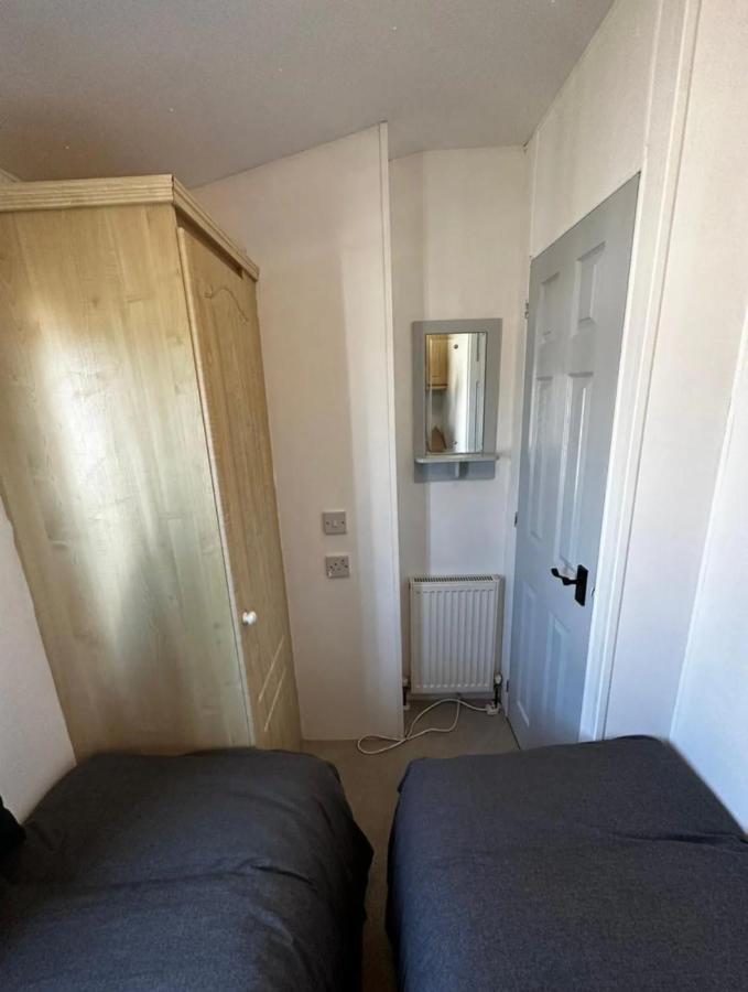 2 Bedroom Caravan With Sea Views Eastchurch Extérieur photo